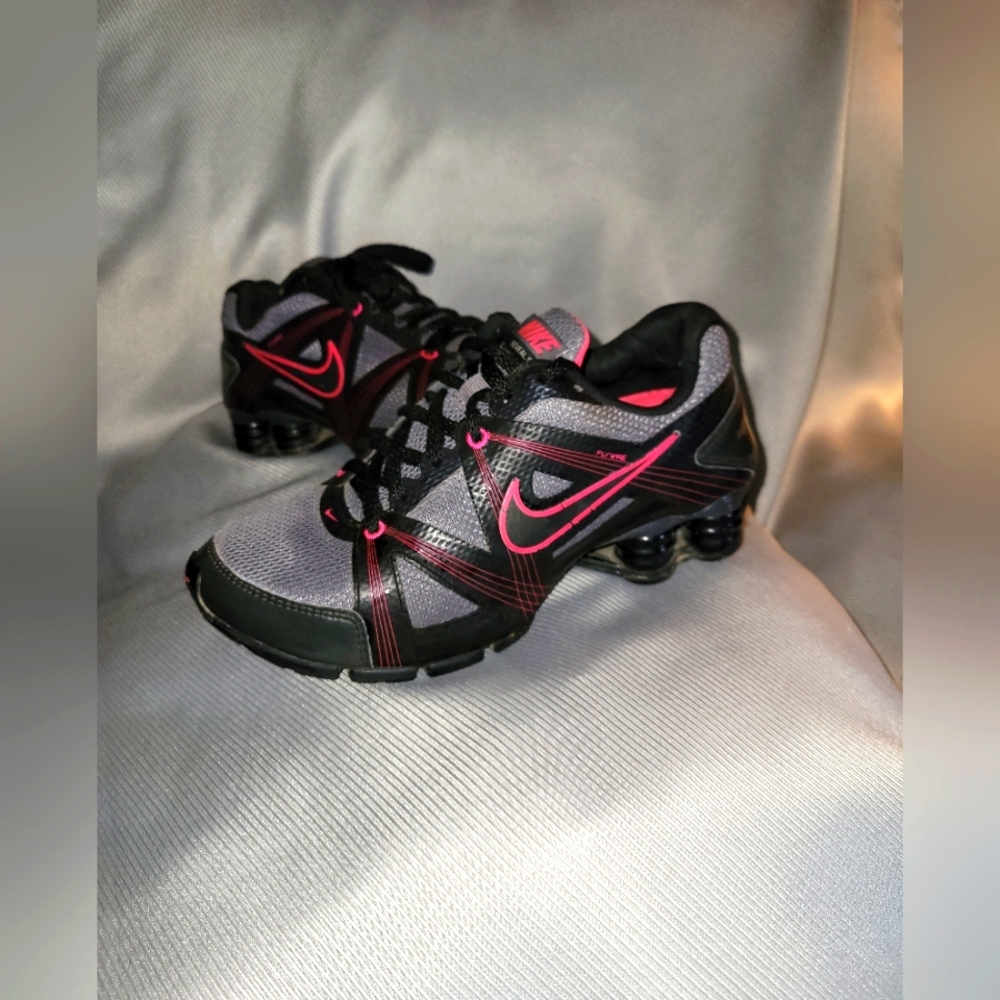 Nike Women's Black and Pink Athletic Shoes